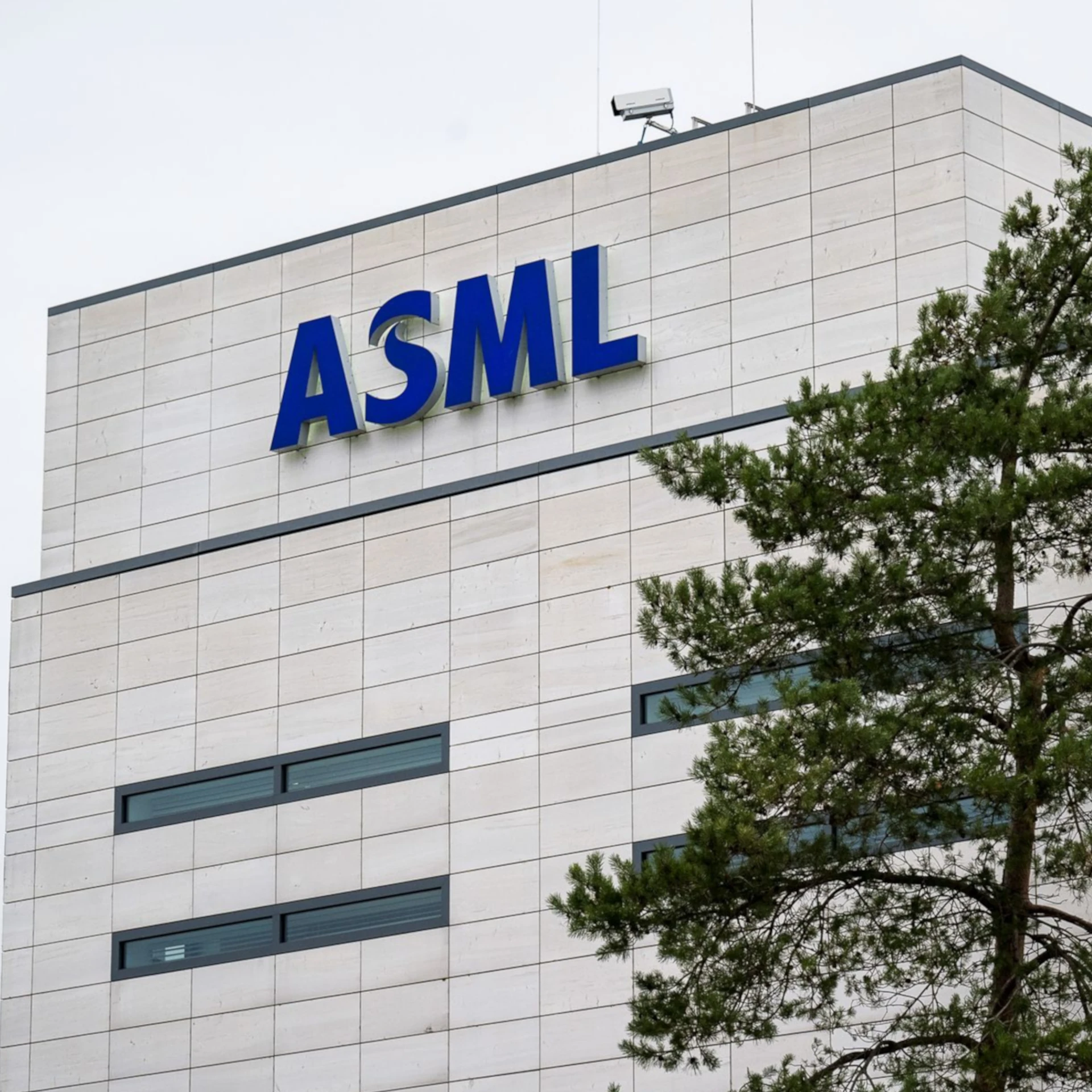 ASML: The Most Important Semiconductor Company Powering the Global Chip ...